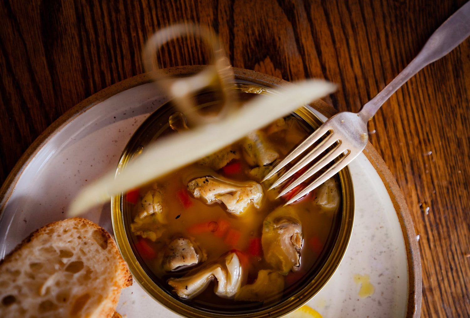 Une conserve de bourgots de Chasse-Marée, entreprise de Rimouski qui offre des produits de la mer et de la pêche provenant du fleuve Saint-Laurent.