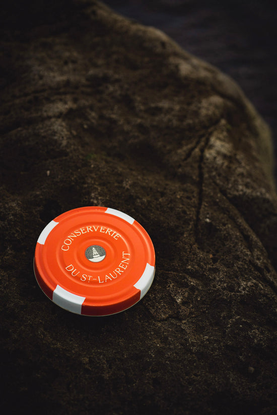 Une conserve de bourgots de Chasse-Marée, entreprise locale de Rimouski qui offre des produits de la mer et de la pêche provenant du fleuve Saint-Laurent.