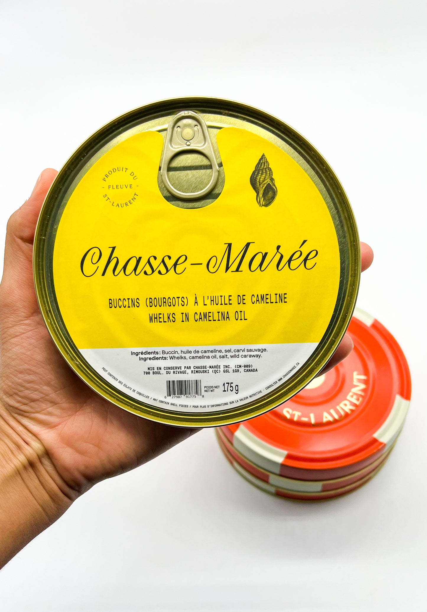 Une conserve de bourgots à l'huile de cameline de Chasse-Marée, entreprise locale de Rimouski qui propose des produits de la mer issus de la pêche durable et pêchés au Québec, dans le fleuve Saint-Laurent.